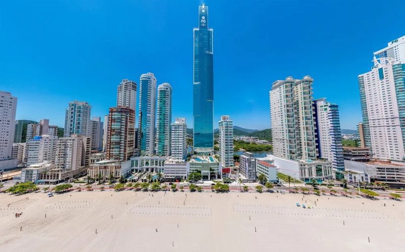 Imagem mostra praia Central e One Tower, prédio mais alto da América do Sul que fica em Balneário Camboriú