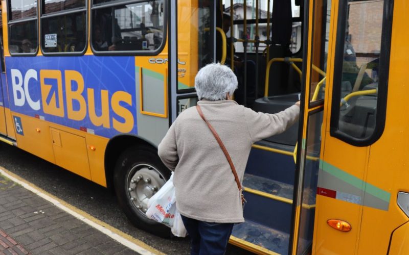 Foto de idosa entrando em transporte tarifa zero de Balneário Camboriú