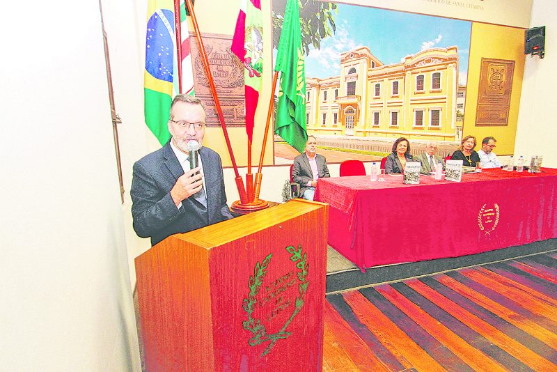 José Andrade apresentou na noite desta quinta (30) a sua obra na entidade presidida pela escritora Lélia Nunes