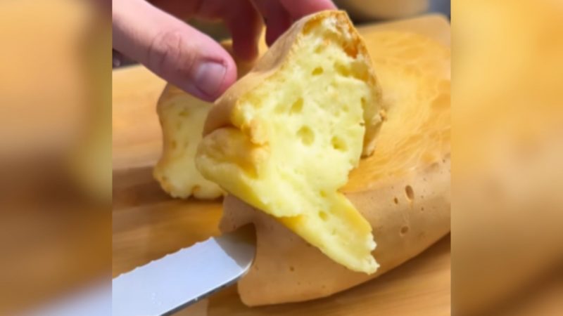 Pão de queijo gigante sendo cortado pelo criador de conteúdo digital