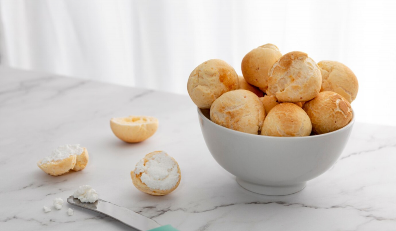 pães de queijo em refratário branco