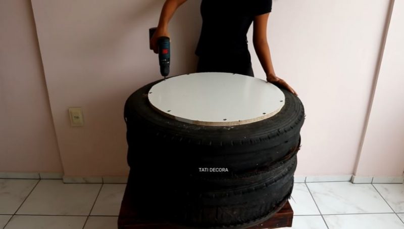 Tati usou pneus para montar a base da cadeira – Foto: Tati Decora/ND