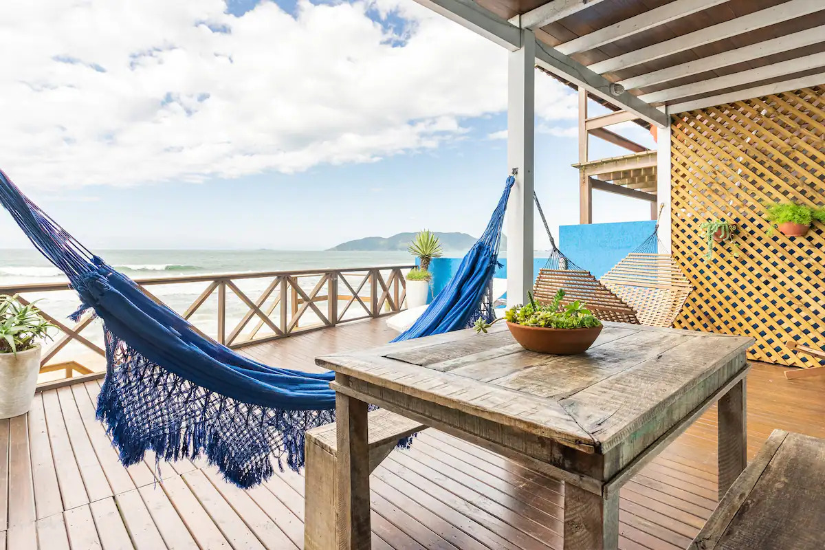 Pé no verão: 10 casas para alugar em frente a praia na Grande Florianópolis