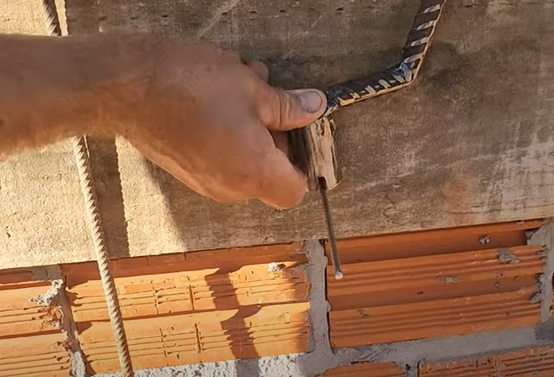 Pedreiro mostra dica para caixaria