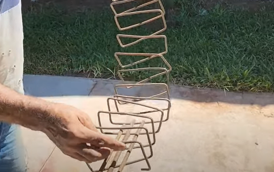 Coluna armada feita por pedreiro