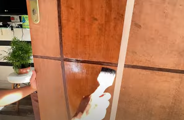 Pedreiro mostra como fazer verniz