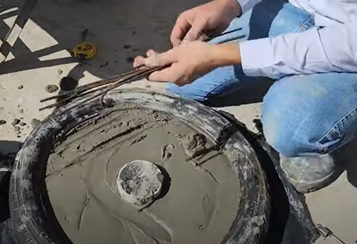 Pedreiro cria mesa com pneu velho