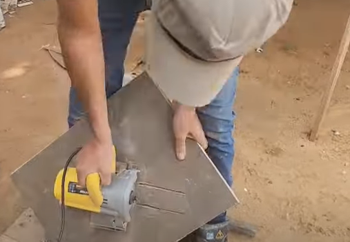 Pedreiro mostra dica com isopor 