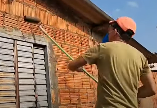 Pedreiro mostra o que é o reboco invisível 