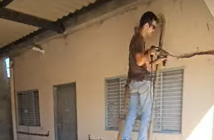 Pedreiro elimina trincas em vídeo