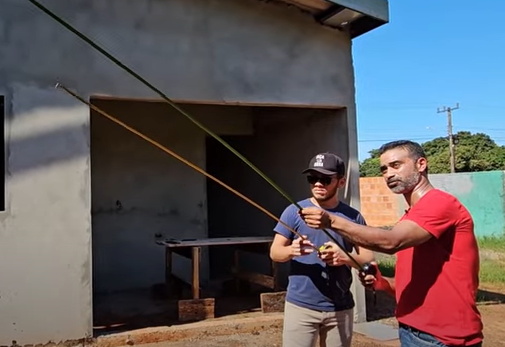 Pedreiro mostra a trena mais forte do mundo