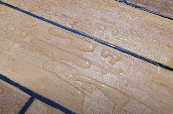 Pedreiro mostra alternativa ao porcelanato