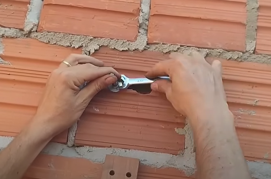 Pedreiro mostra reboco fácil