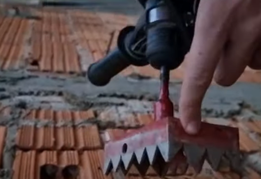 Pedreiro mostra invenções em vídeo