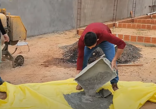 Pedreiro mostra como substituir betoneira