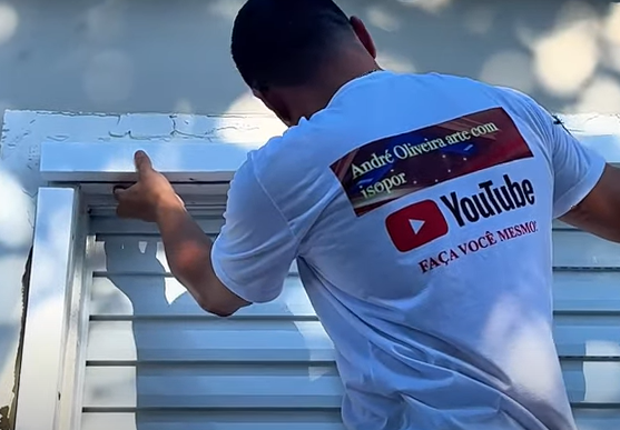 Vídeo de pedreiro mostra como aplicar moldura de isopor 