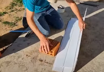 Pedreiro mostra dica para muro