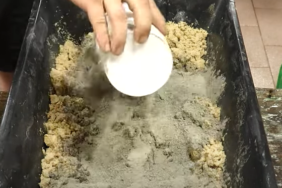 Pedreiro ensina dica de argamassa