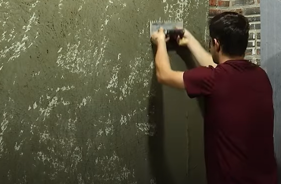 Pedreiro ensina técnica com argamassa