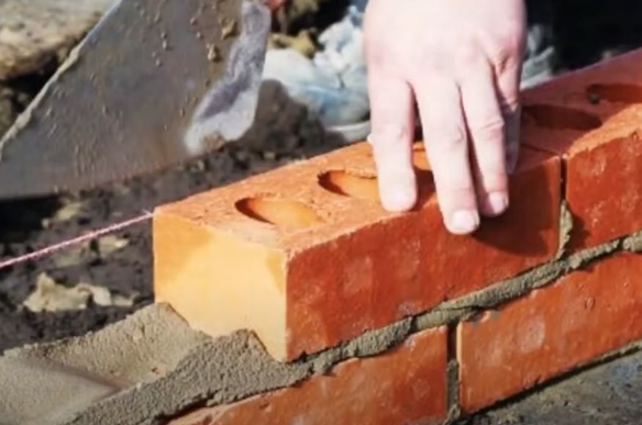 Pedreiro ajuda a escolher entre argamassa, rejunte e reboco