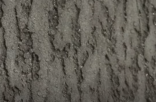 Pedreiro aplica textura diferenciada