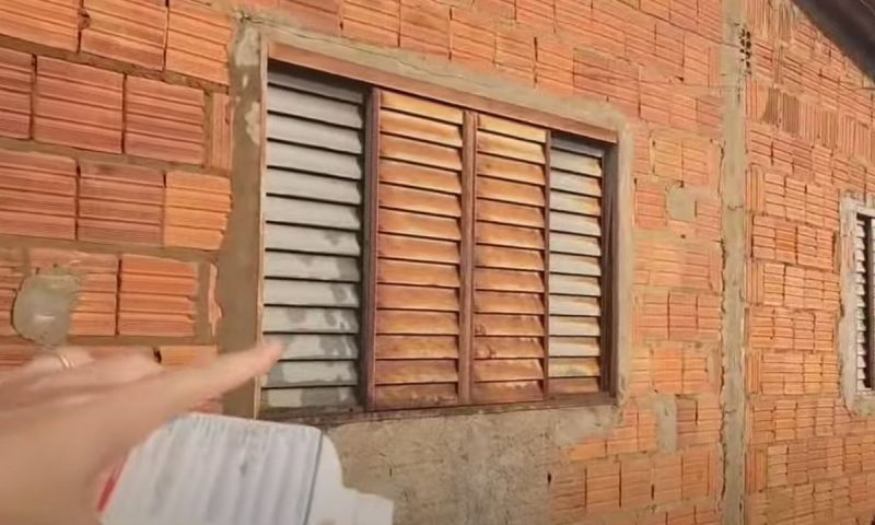 Parte da parede fica bem molhada, enquanto outra, completamente seca – Foto: Reprodu&ccedil;&atilde;o