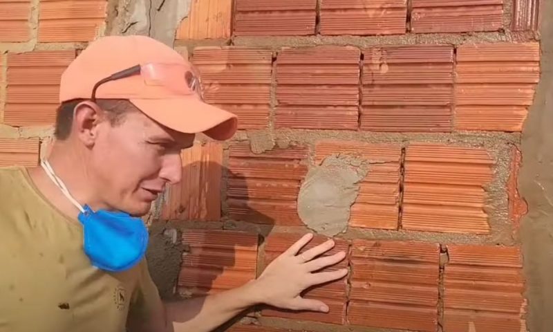 Pedreiro explicando processo que utilizou para impermeabilizar parede no tijolo