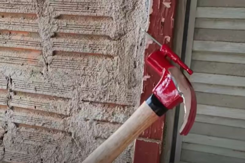 Martelo “diferent&atilde;o” facilita a aplica&ccedil;&atilde;o de pregos – Foto: Reprodu&ccedil;&atilde;o/Redes Sociais