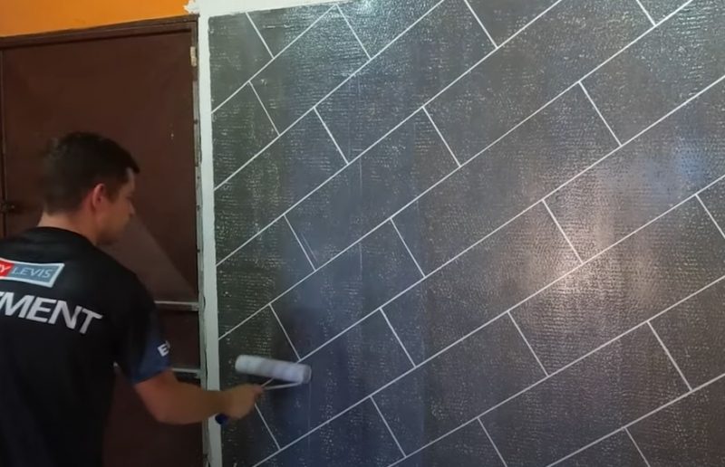 O passo a passo para fazer a parede com efeito granito foi compartilhado pelo pedreiro por meio de um vídeo 