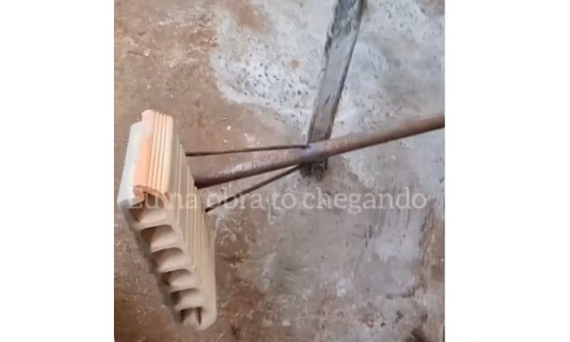 Pedreiro molha o tijolo em mistura de massa própria para chapisco