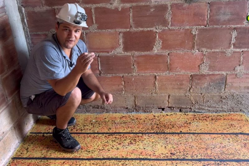 Pedreiro mostra como reproduzir a pintura