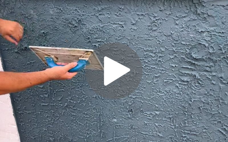 Frame de vídeo onde um pedreiro ensina uma técnica de pintura bonita e barata para parede