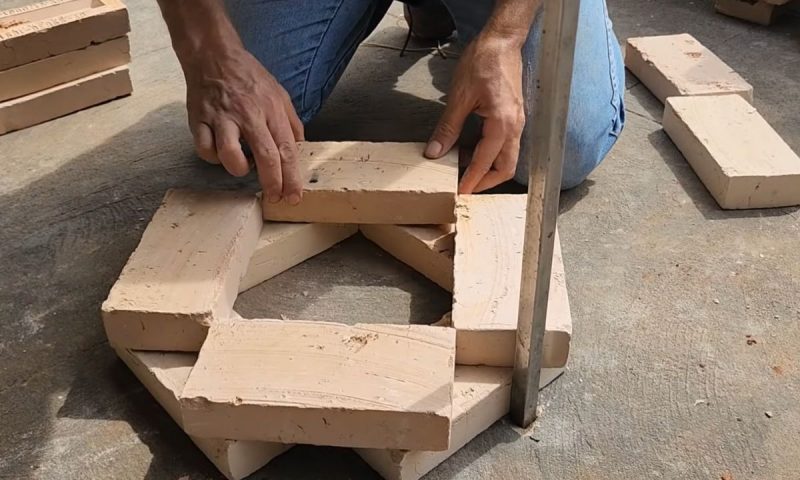 Montagem come&ccedil;a com uma barra de ferro como esquadro – Foto: Reprodu&ccedil;&atilde;o