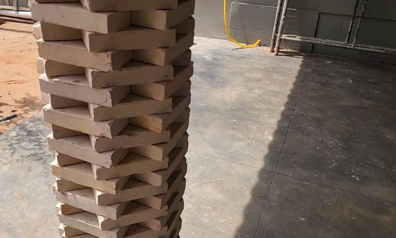 Pedreiro constrói estrutura com tijolinhos maciços sem deixar massa à mostra