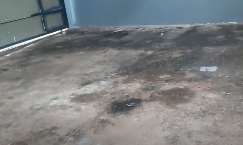 Pedreiro transforma piso cheio de defeitos em um cimentado liso e bonito