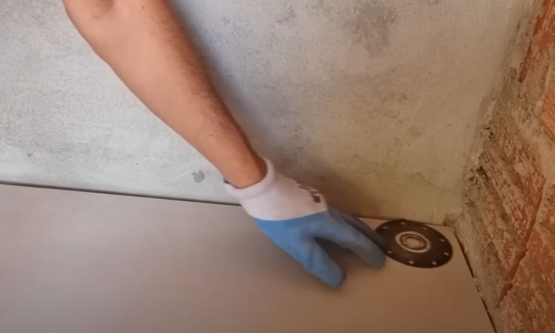 Pedreiro mostra como usar o disco velho de cortar piso para deixar piso no esquadro