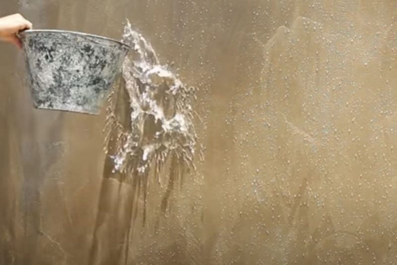 Pedreiro tira a prova do seu reboco protegido: água escorre totalmente da parede