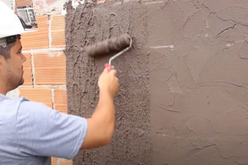 T&eacute;cnica de chapiscar e rebocar ao mesmo tempo – Foto: Reprodu&ccedil;&atilde;o/Redes Sociais