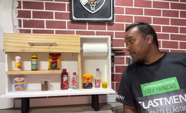Pedreiro transforma gaveta velha em arm&aacute;rio charmoso para cozinha – Foto: Reprodu&ccedil;&atilde;o/YouTube/ND
