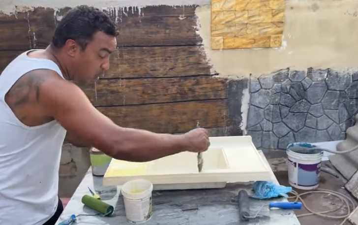 Pedreiro transforma pia velha em lavat&oacute;rio moderno – Foto: Reprodu&ccedil;&atilde;o/YouTube/ND