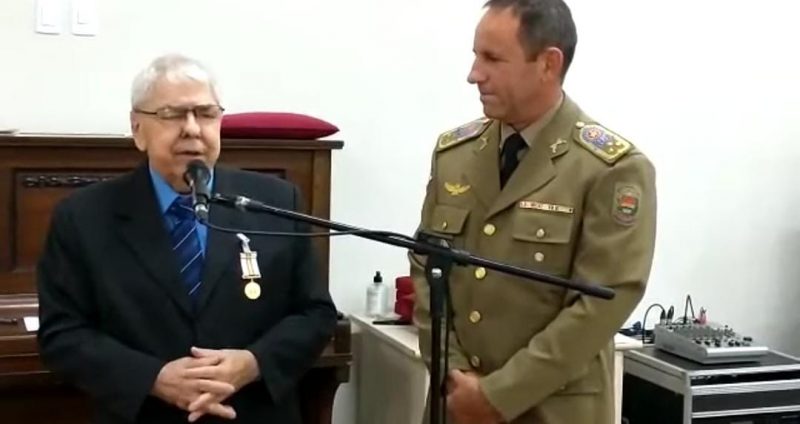 Bernardino, j&aacute; na reserva, recebendo a Medalha da Comunica&ccedil;&atilde;o Social da PMSC – Foto: PMSC