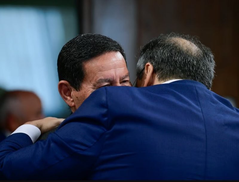 Flávio Dino teria abraçado General Hamilton Mourão recentemente, gerando revolta de deputado