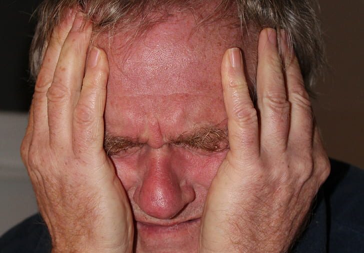 homem preocupado pensando o que significa sonhar com traição