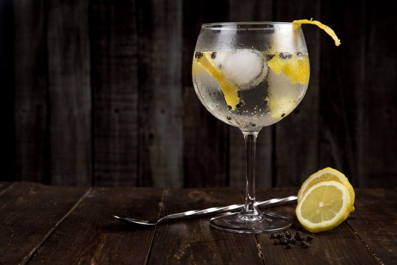 Gin t&ocirc;nica &eacute; uma boa pedida para o Ano Novo – Foto: Pexels/Toni Cuenca