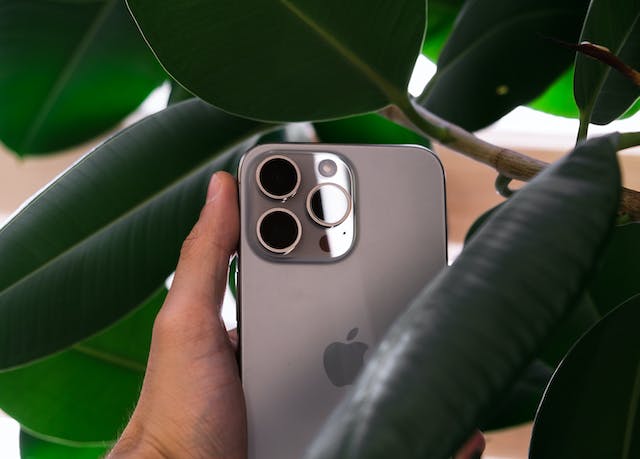 na foto aparece o celular iPhone 14 Plus que está em promoção na internet