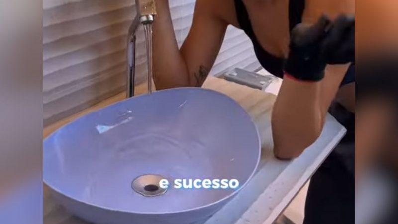 Saladeira servindo como cuba para a pia do banheiro