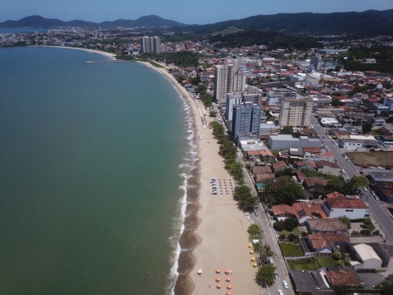 Orla de Balneário Piçarras vista do alto em dia ensolarado