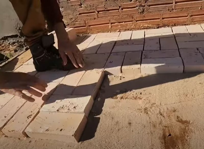 Pedreiro ensinou como fazer nova aplicação de piso mais moderno para casa 