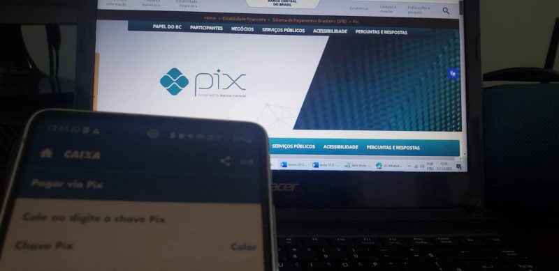 Celular e computador com a ferramenta do Pix nas telas