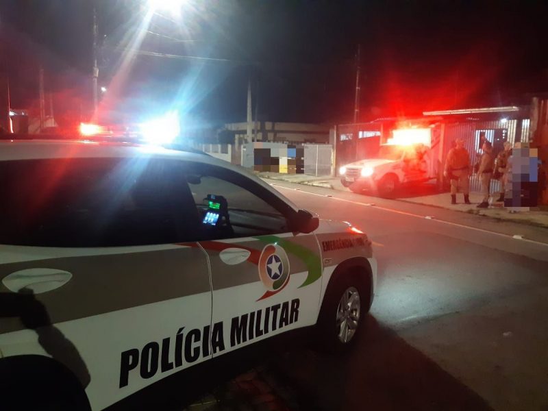 Viaturas da Polícia Militar em ocorrência à noite